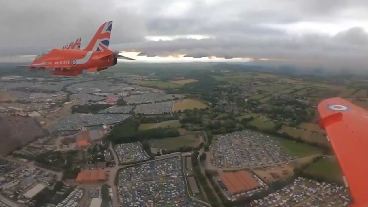 Watch as the Red Arrows fly over Glastonbury du...