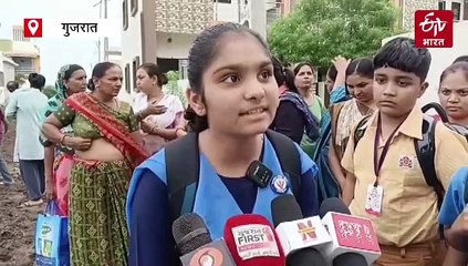 गुजरात के अमरेली जिले में सड़क के अभाव में पिस रहे स्कूली बच्चे, देखें वीडियो