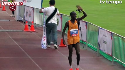 Antusias Pelari Capai Finish di Jakarta International Marathon 2025