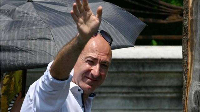 Selfies, reportages… À Venise, un sosie de Jeff Bezos sème le trouble et vole la vedette au milliardaire