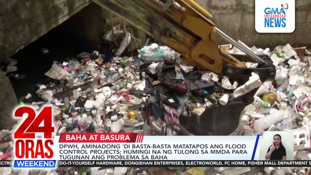 Mga basura, lumutang kasabay ng pagbaha bunsod ng pag-ulan sa Mandaluyong City | 24 Oras Weekend