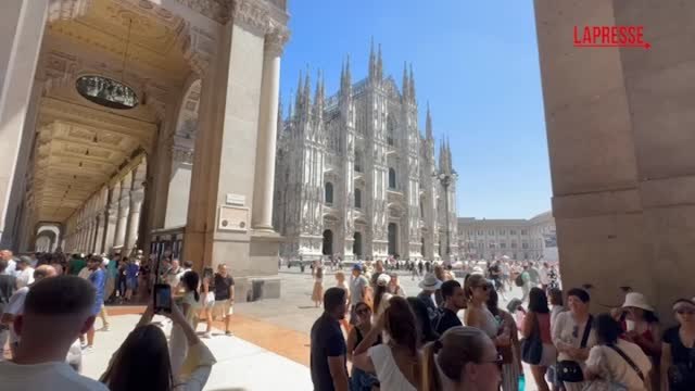 Weekend da bollino rosso per il caldo a Milano, le voci dei turisti: «Ci salva l'aria condizionata dei negozi»