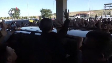 Yurt dışı temaslarını tamamlayan Özgür Özel'i İstanbul Havalimanı’nda partililer karşıladı