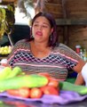 Le fue ayudar a vender frutas a su hija pero queria aumentar todo