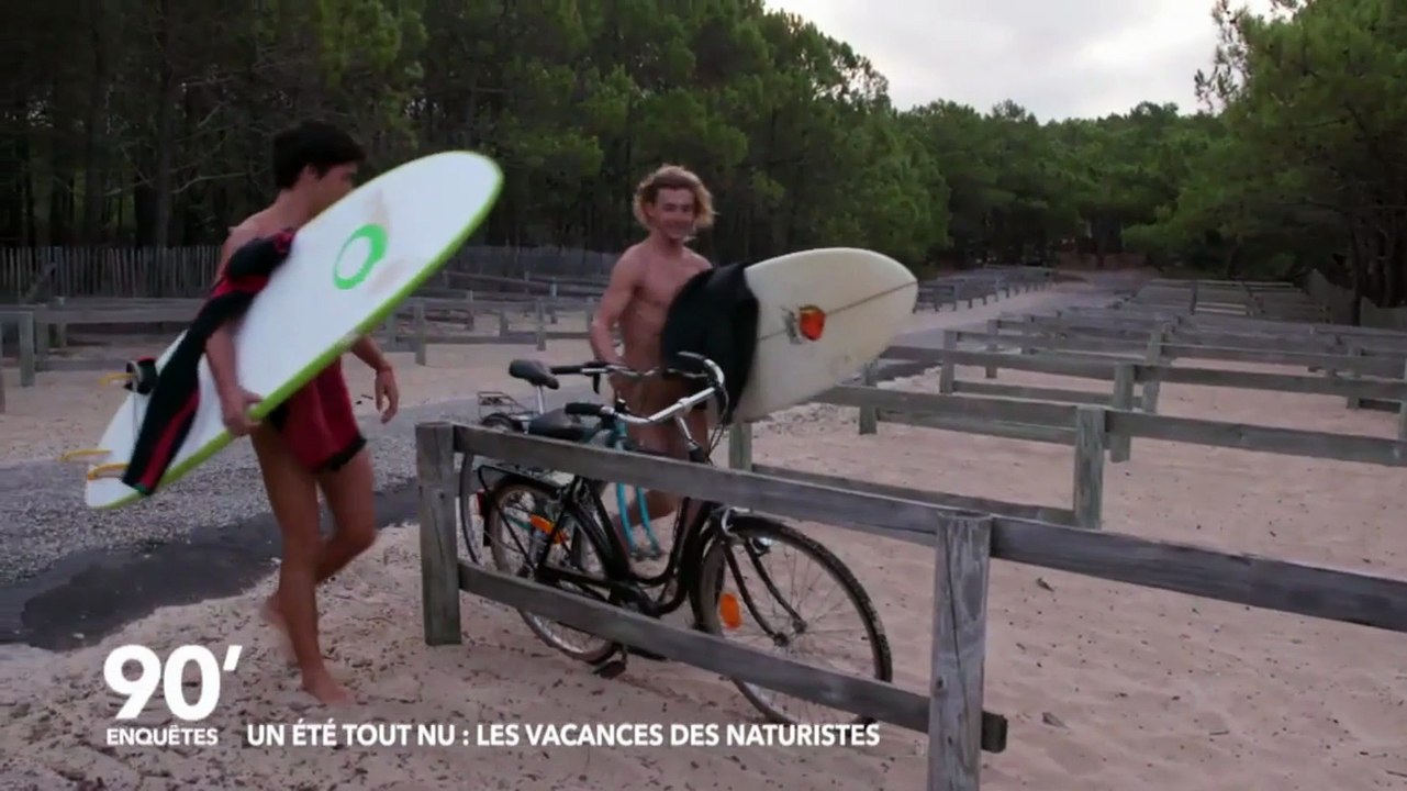 Adrien et Quentin, deux frères naturistes, racontent qu'ils sont obligés de se rhabiller... pour faire du surf !