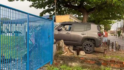 Carro colide com mureta da Vigilância Sanitária durante chuva em Maceió