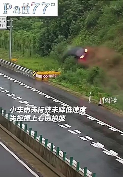 Автомобиль вылетел в кювет на скорости 130 км/ч