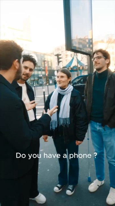 A disappearing phone 😱😳