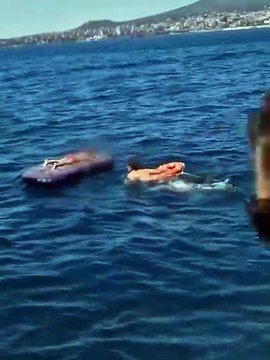 Bimbo di 5 anni finisce al largo col materassino, salvato dalla Guardia costiera a Castellammare. Soccorsa pure la nonna