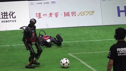 중국서 인공 지능 로봇 축구대회..."5살 어린이 수준 실력" / YTN