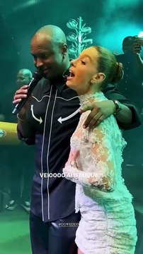 VIDEO: Bruna Marquezine viraliza ao tentar pegar buquê de casamento