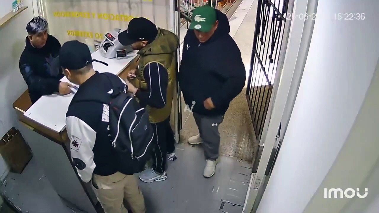 VIDEO: Violento asalto a casa de cambio, tres delincuentes irrumpieron armados