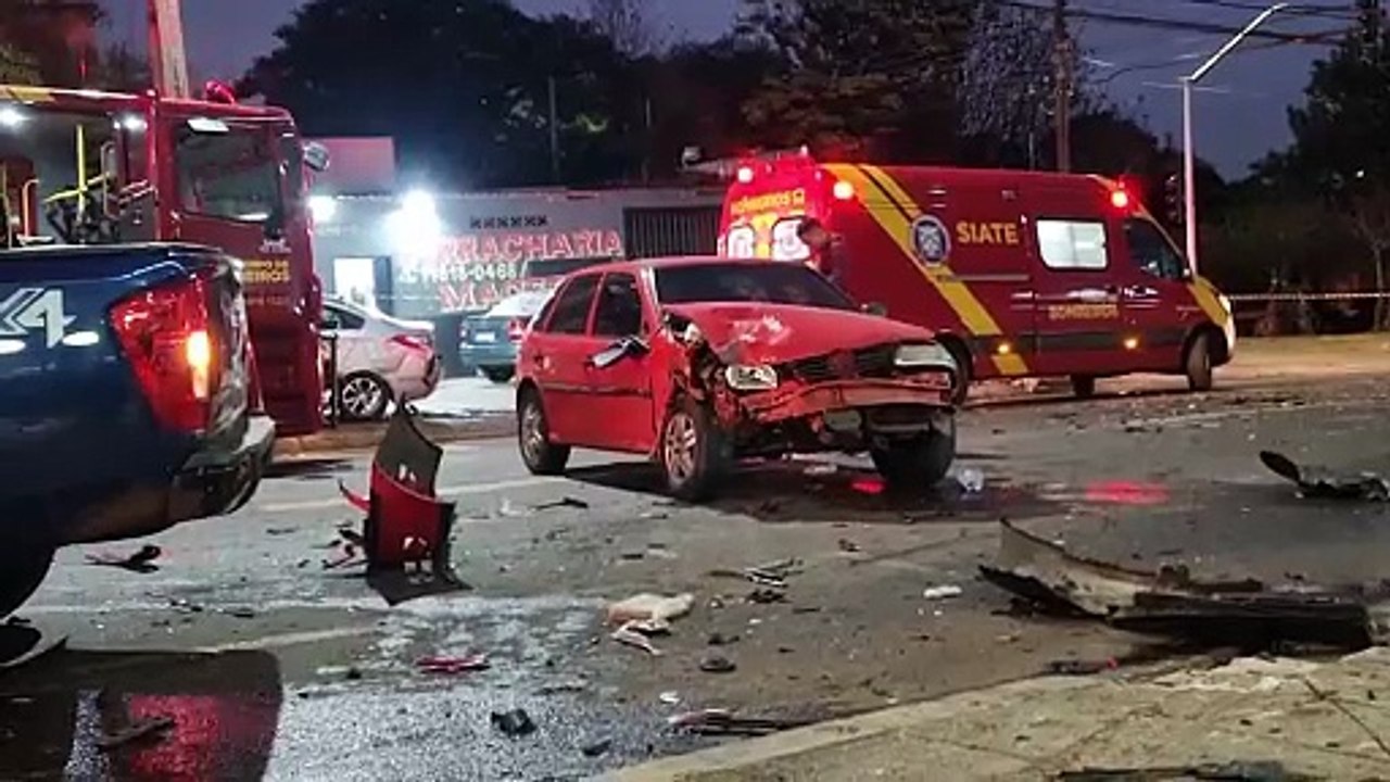 Grave acidente envolvendo quatro veículos mobiliza várias equipes de socorro na Rua Jorge Lacerda