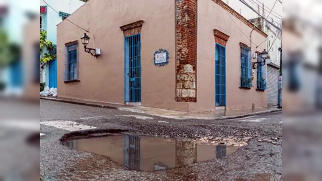 Tubería rota de aguas negras causa gran hoyo en la Zona Colonial
