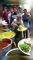 Aaj sb ko khana khila rehe hai dosto