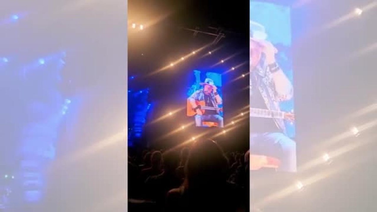Zucchero live a Padova, il video dell'invettiva contro Bezos: «Cosa viene a rompere?»
