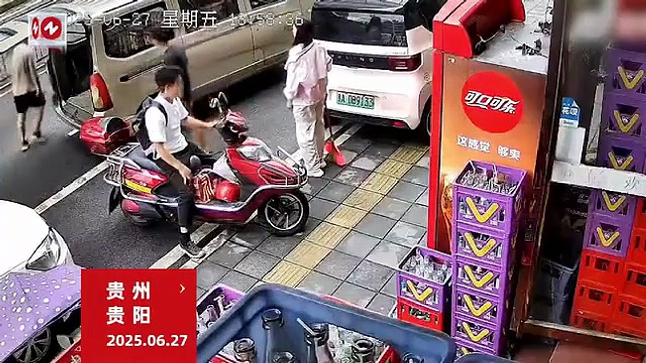 两把菜刀从天而降 摩哆骑士抱头逃命
