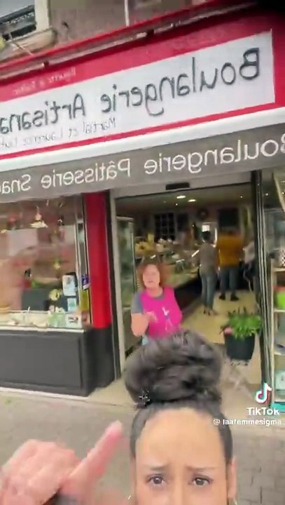 Une jeune femme jette une fatwa sur une boulangerie qui ne lui a pas vendu un sandwich halal : "Ca se passe toujours comme ça avec les blancs !" - VIDEO