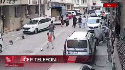 Esenyurt’ta yolda yürüyen kadının cebinden telefonu çalındı