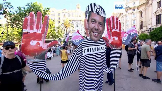 Manifestantes exigem demissão do governo regional meses após as mortíferas inundações de Valência