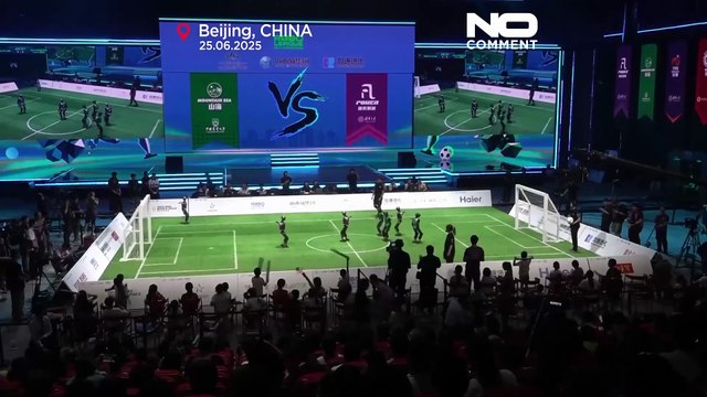 Guarda: Robot umanoidi inciampano in una partita di calcio con AI a Pechino