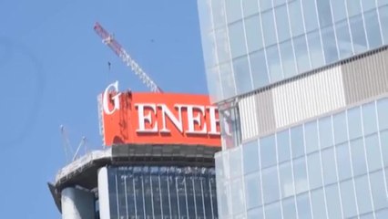 L'installazione dell'insegna Generali sulla torre Hadid