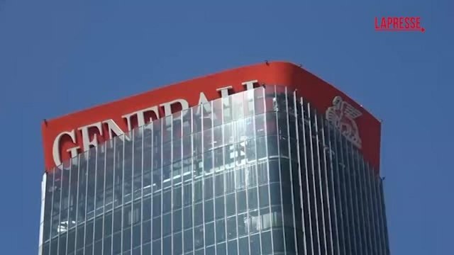 Milano, collassa l'insegna Generali della Torre Hadid: le immagini da City Life