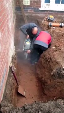 Cet ouvrier se prend la scie circulaire dans la figure mais va avoir beaucoup de chance