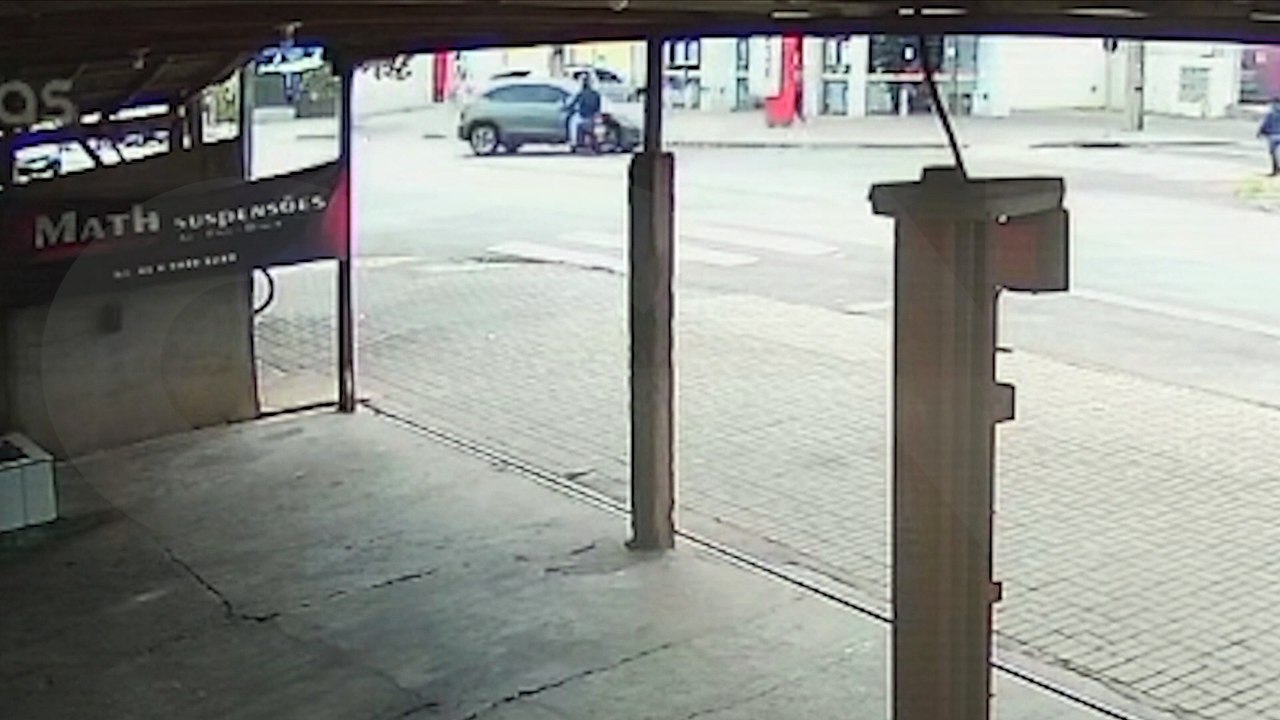 Câmera flagra colisão entre carro e moto no Jardim Clarito; motociclista ficou ferido