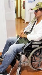 Gabriel Garko e l’infortunio sul set: le immagini sulla sedie a rotelle