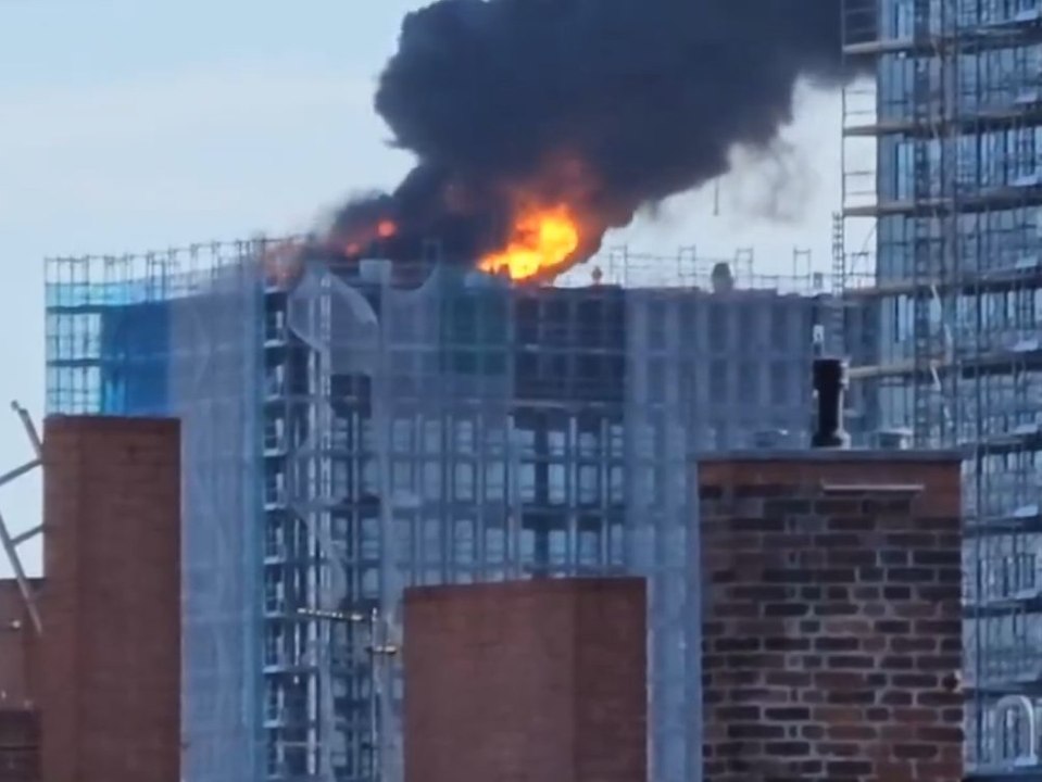 Explosionen und riesige Rauchwolke: In Berlin brennt ein Hochhaus