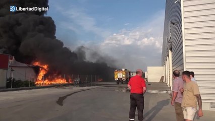 El importante incendio de Mérida provoca una gran columna de humo
