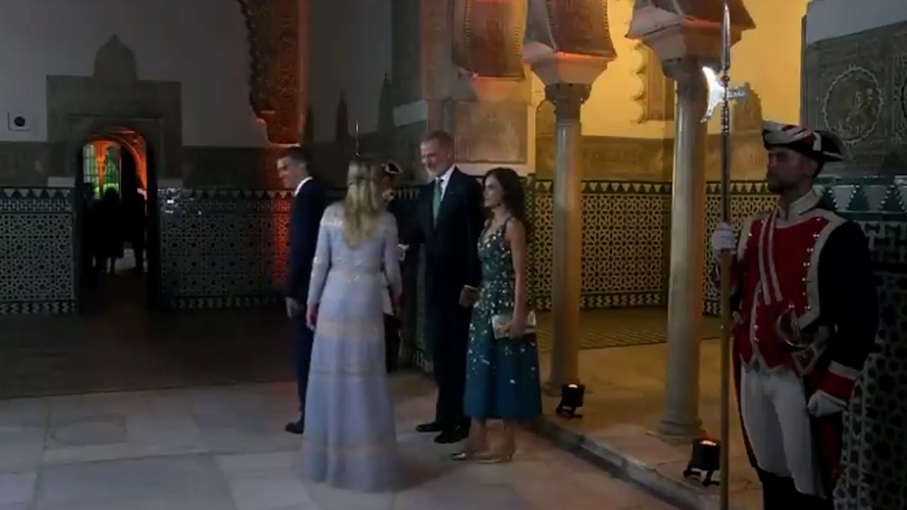 Incómodo momento entre los Reyes, Sánchez y su mujer por un error de protocolo