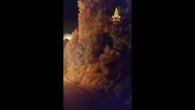 Le fiamme nella notte avvolgono il monte Bonadies