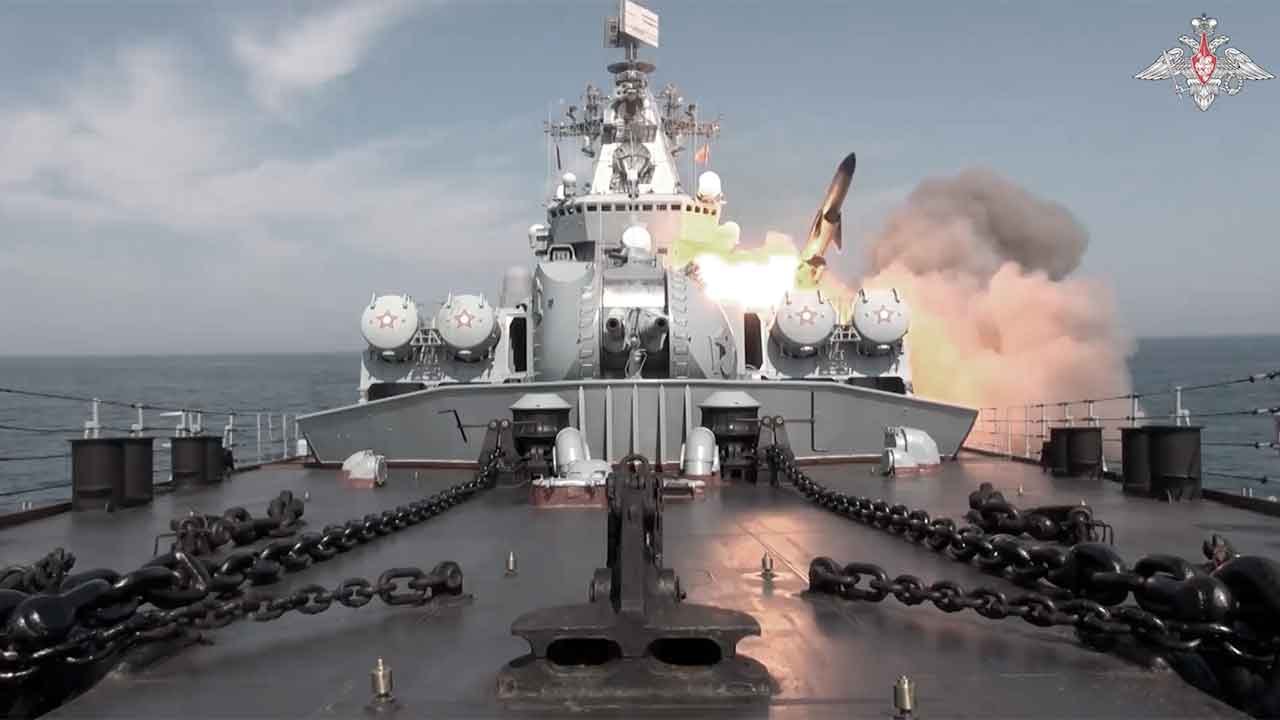 Russland führt gemeinsamen Marschflugkörperangriff während Übung im Japanischen Meer durch
