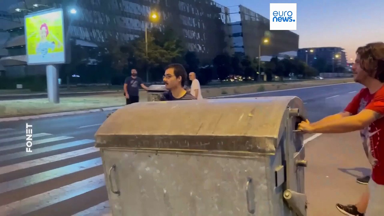 Serbia, migliaia di persone bloccano le strade di Belgrado dopo l'arresto dei manifestanti