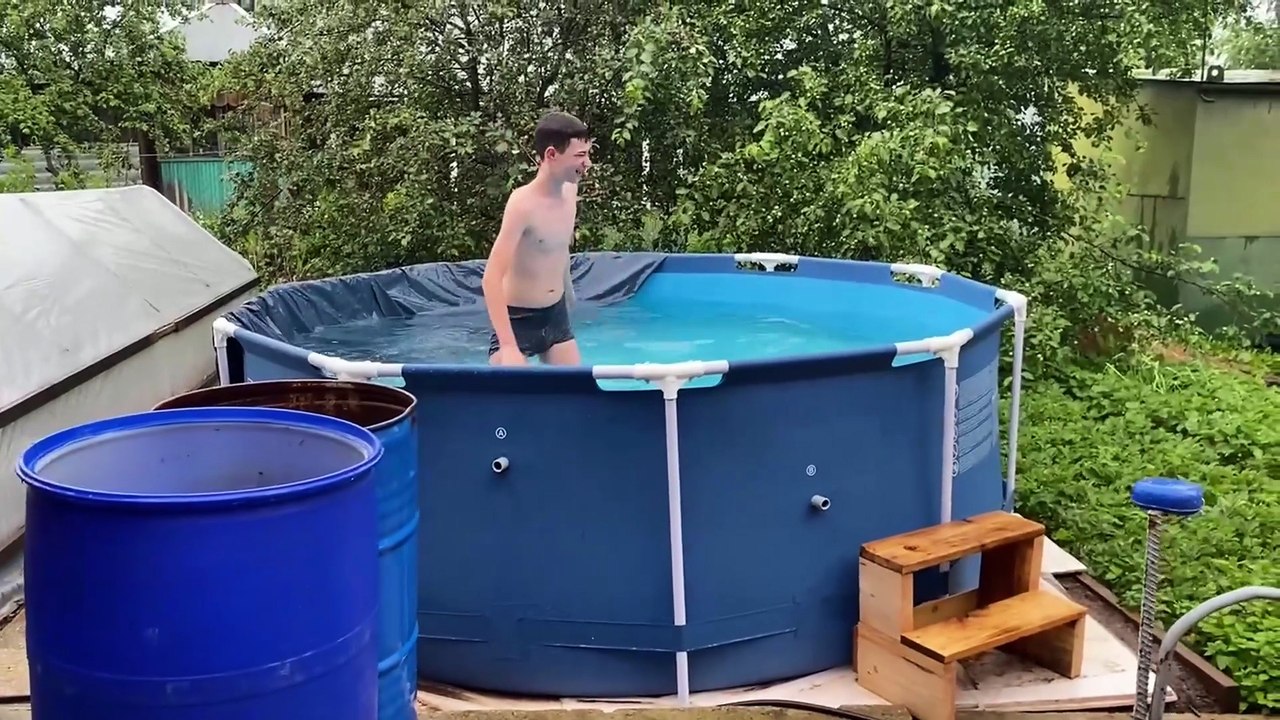 Bassejnyn kupajtčöm / Baignade dans la piscine