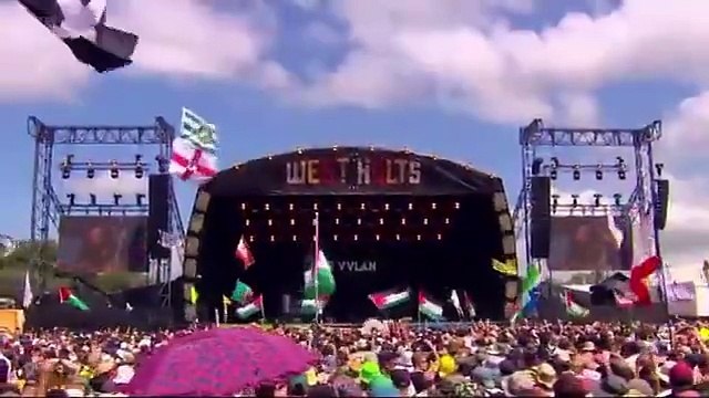 En direct sur la BBC, un rappeur fait scander à la foule des slogans, demandant la mort des forces armées israéliennes : La chaîne regrette de ne pas avoir interrompu le concert à ce moment-là - VIDEO