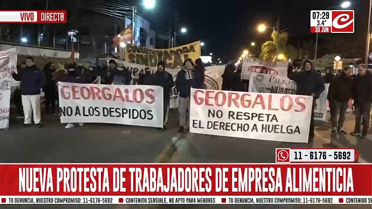 Trabajadores de empresa alimenticia se enfrentan con fuerzas policiales