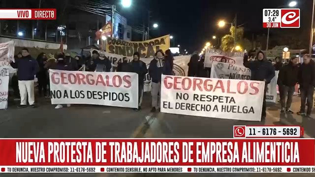 Trabajadores de empresa alimenticia se enfrentan con fuerzas policiales