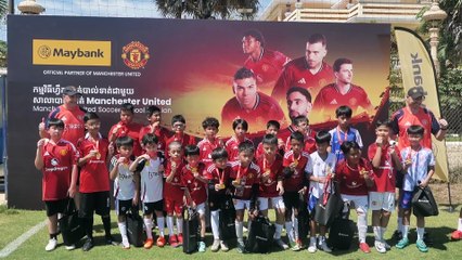 ចោលអាជីវកម្ម២ថ្ងៃ លោក ឃឹម ម៉ែងឃាង យកពេលជូនកូនបំពេញបំណងហ្វឹកហាត់ជាមួយគ្រូមកពីសាលាបាល់ទាត់ MAN UTD