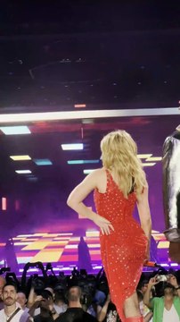 Kylie Minogue chante Real Groove à l'Accor Arena