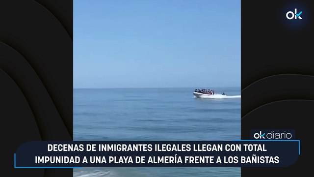 Decenas de inmigrantes ilegales llegan con total impunidad a una playa de Almería frente a los bañistas