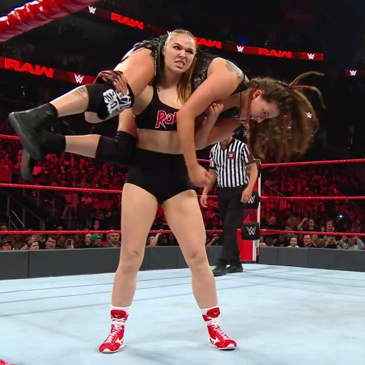 heavy fighting between two girls,😬😬