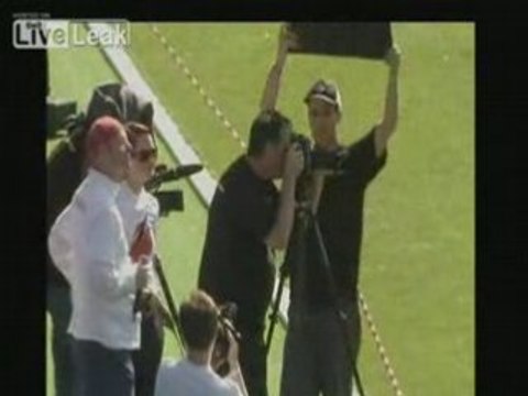 1800 personnes nues dans le Stade de Vienne