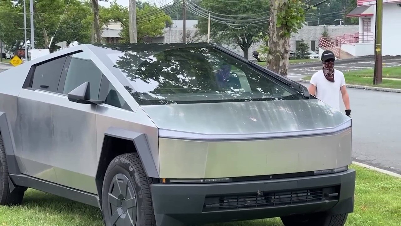 No Kings’ Protesters Target Trump and Musk at Tesla Dealerships