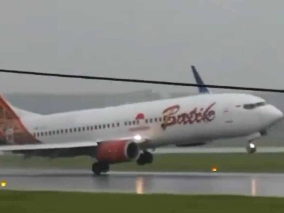 Pilot meistert Extremlandung: Flugzeug landet auf einem Rad