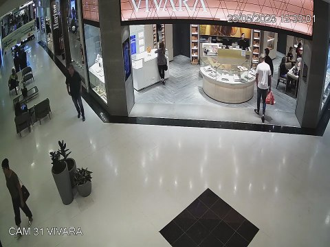 Criminosos são flagrados em lojas de luxo fazendo compras com cartões furtados