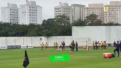 Charles sente dores em treino do Corinthians