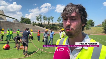 Un hélicoptère installe les nouveaux lampadaires du stade du Corbusier